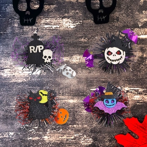 Dettaglio di quattro fermagli per capelli Halloween per animali con teschi e cappelli