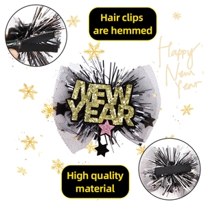 Détail de la pince à cheveux Nouvel An avec nœud en tulle noir et lettrage doré pailleté
