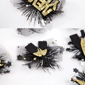 Détail de la pince à cheveux de Nouvel An avec résille noire et lettrage doré brillant