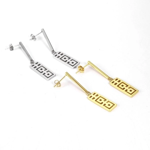 Dettaglio di orecchini geometrici traforati Double Happiness in oro e argento