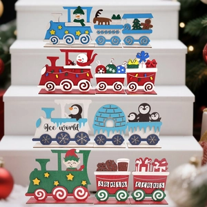 Détail de quatre petits trains de Noël en bois avec motifs de bonhomme de neige et père Noël