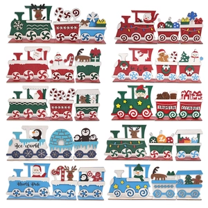 Gros plan du train de Noël en bois avec figurines de Père Noël, bonhomme de neige et renne