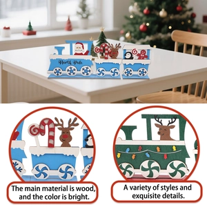Détail du train de Noël en bois avec figurines de Père Noël, renne et bonhomme en pain d'épices
