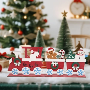 Détail d'un petit train de Noël en bois à 3 sections avec motifs Père Noël et bonhomme de neige