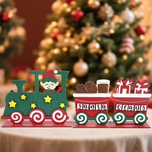 Détail du train de Noël en bois avec texte Père Noël et conducteur elfe festif
