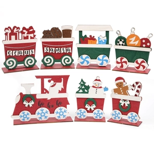 Détail du petit train de Noël en bois de 7 pièces avec motifs festifs et mini figurines