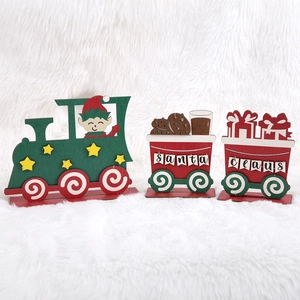 Train de Noël décoratif en bois en trois parties avec Père Noël et détails de boîtes cadeaux