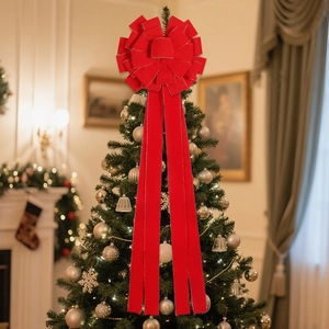 Detail einer roten Samtschleife mit Silberglitzer am Weihnachtsbaum für Feststimmung
