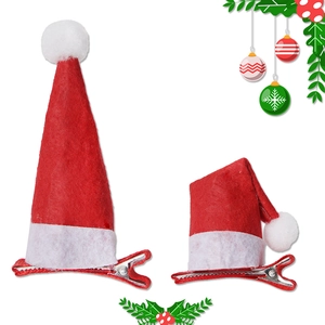 Nahaufnahme von Mini-Weihnachtsmützen-Haarspangen mit weißen Pompons und Krokodilklemmen
