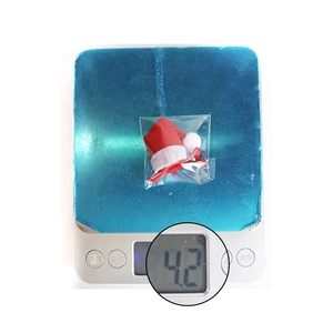 Detailansicht der 3D Weihnachts-Haarklammer auf einer Waage mit 4,2 Gramm Gewicht