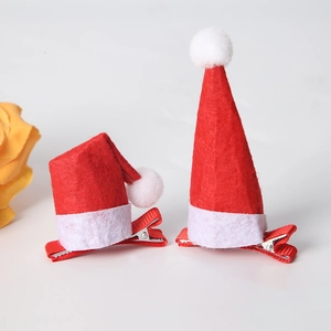 Detailansicht der roten Weihnachtsmütze-Haarspangen mit weißen Pompons und Band