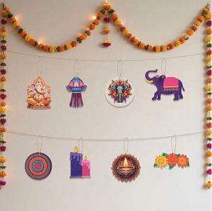 Détail de 8 ornements suspendus Diwali avec Ganesha et Diya et décorations florales