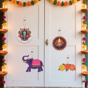 Détails de quatre pendentifs de Diwali en bois avec éléphants et mandalas sur une porte