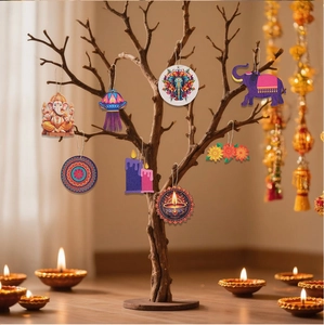 Ornements en bois de Diwali avec motifs Ganesha et mandala suspendus à des branches