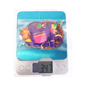 Vue détaillée d'un pendentif Diwali en bois peint à la main sur une balance, 34,7g