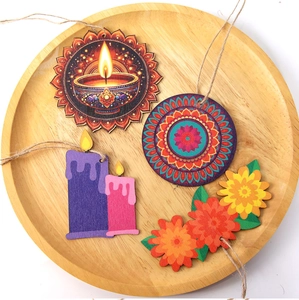 Vue à plat de pendentifs Diwali colorés en bois avec éléphants sur un plateau rond