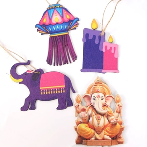 Détail des ornements suspendus Diwali en bois Ganesha et éléphant aux imprimés colorés