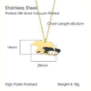 Détail du collier maman ours plaqué or 18K montrant les dimensions du pendentif
