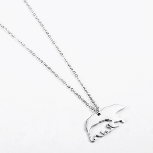 Détail du pendentif ours argenté avec découpe USA sur une chaîne à maillons fins