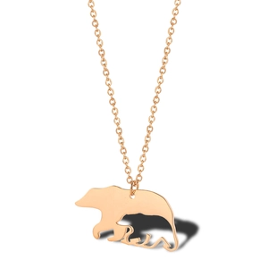 Collier ours découpé en acier titane doré rose 18K sur un fond blanc épuré