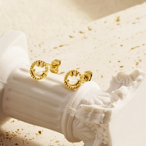 Boucles d'oreilles smiley en acier inoxydable doré 18K sur un piédestal de colonne