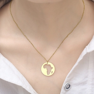 Gros plan du collier avec pendentif carte de l'Afrique en or porté par un mannequin