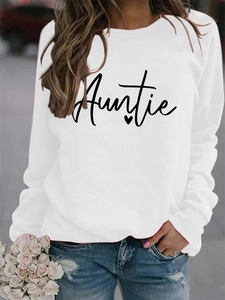 Detail of the white crewneck sweatshirt with Auntie print and small heart pattern