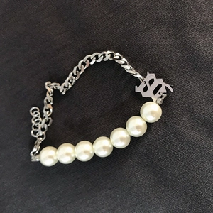 Bracelet rétro en perles et chaîne acier titane avec pendentif lettre B et fermoir réglable