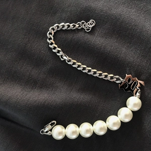 Détail du bracelet chaîne en acier titane vintage avec épissage de perles et fermoir