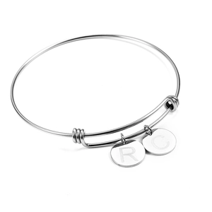 Bracciale regolabile in acciaio al titanio argento lucido con ciondoli incisi R e C
