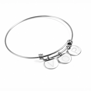 Bracciale regolabile in acciaio al titanio argento con ciondoli a disco e lettere incise