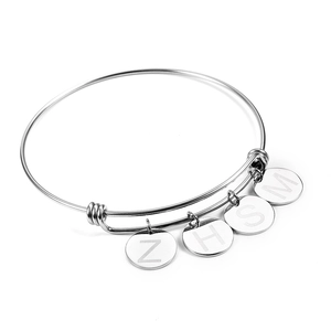 Dettaglio di un bracciale in acciaio al titanio argento con ciondoli personalizzati