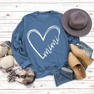 Vista piatta della felpa blu denim con stampa cuore e accessori moda autunnali