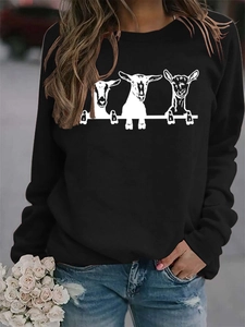 Détail du sweat à col rond noir avec imprimé alpaga mignon et poignets côtelés décontractés