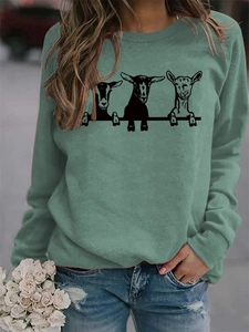 Détail d'un sweat vert sauge avec imprimé de trois chèvres et col rond côtelé classique