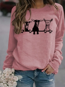 Détail de l'imprimé artistique de chèvre sur un sweat-shirt décontracté rose pour femme