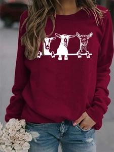 Détail du sweat-shirt bordeaux avec imprimé chèvre blanche et poignets côtelés doux