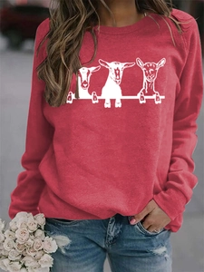 Gros plan sur un sweat-shirt rouge à manches longues avec imprimé alpaga et col rond côtelé
