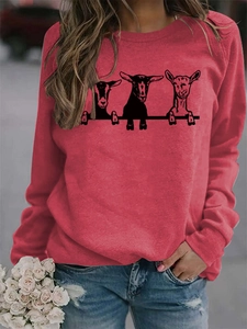 Détail du sweat-shirt rouge à col rond avec motifs de chèvres noires et style décontracté