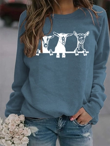 Détail de l'imprimé graphique de têtes de chèvre sur un sweat-shirt gris bleu décontracté