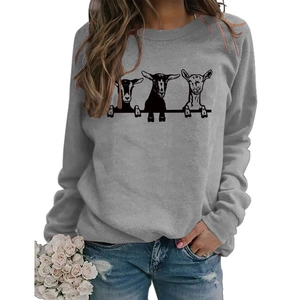 Détail de l'imprimé alpaga sur sweat gris clair à col rond et à manches longues
