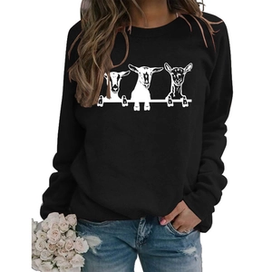 Détail d'un sweat-shirt noir pour femme avec imprimé graphique de moutons blancs