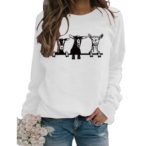 Détail du sweat-shirt blanc à col rond avec motif artistique d'alpagas dessinés