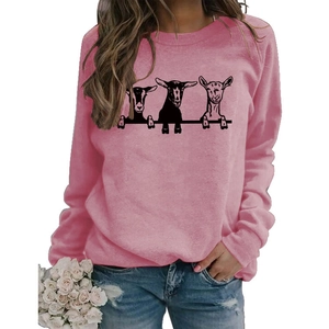Détail d'un sweat rose à col rond présentant un imprimé de trois chèvres de dessin animé