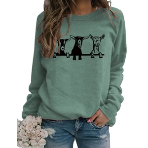 Détail du sweat vert sauge avec trois jolis motifs de chèvres en dessin au trait