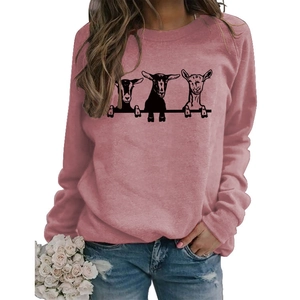 Détail du sweat rose à col rond avec trois silhouettes d'alpagas noirs et texture tricot