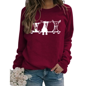 Vue de face d'un sweat bordeaux avec trois moutons blancs en dessin animé et manches longues