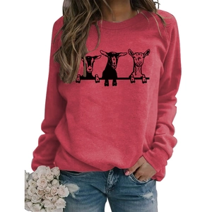 Détail de l'imprimé chèvre sur sweat-shirt rouge foncé à manches longues et col rond décontracté