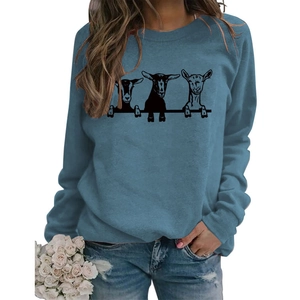 Détail de l'imprimé chèvre sur un sweat-shirt bleu brumeux à manches longues