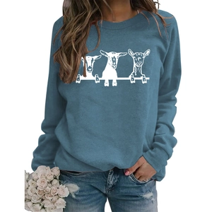 Détails du col côtelé et de l'illustration d'alpaga sur le sweat-shirt bleu